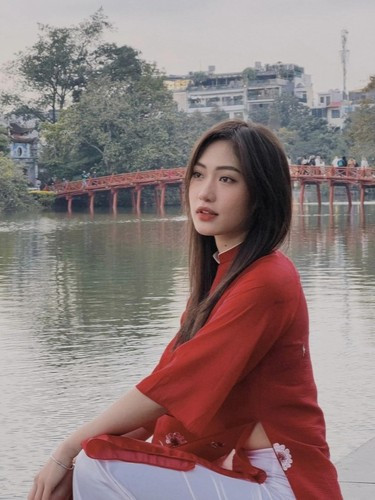 Cô thu hút mọi ánh nhìn bởi vẻ ngoài xinh xắn, trẻ trung, năng động