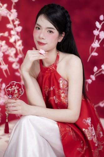 Vẻ đẹp tự nhiên, thanh khiết của cô nàng sinh năm 1995 đã khiến dân tình không thể rời mắt. Cô