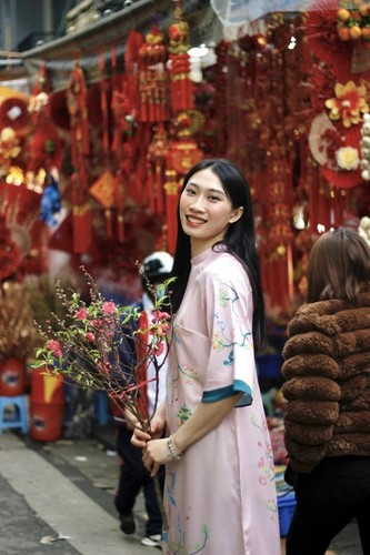 Chủ công Phạm Nguyệt Anh cũng đã về ăn Tết với gia đình sau một năm bận rộn. Cô chọn chiếc áo dài màu hồng, thêm cành đào để chụp ảnh đón Tết.