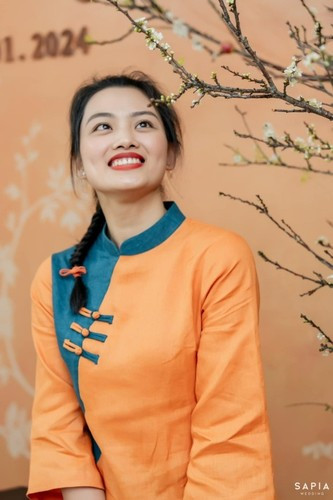 Thu Hoài tươi tắn diện áo dài vàng ngập sắc xuân và ước muốn năm mới thêm nhiều thành tựu mới.