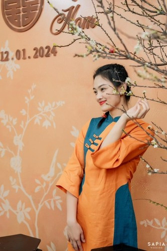 Hoa khôi bóng chuyền Nguyễn Thu Hoài lại hóa tiểu thư nhẹ nhàng, trong trẻo, áo dài vàng khiến cô nàng trở nên nổi bật.