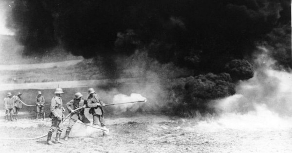 Quân đội Đức là những người đầu tiên sử dụng súng phun lửa trong Chiến tranh thế giới 1. Loại vũ khí này có thể thiêu rụi mục tiêu của quân địch từ khoảng cách 40m.