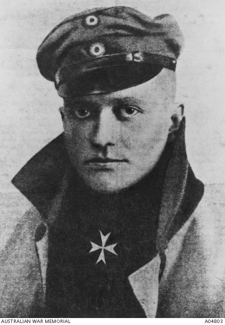 Trong Thế chiến 1, xe tăng của Anh ban đầu được chia làm 2 loại gồm: "nam" và "nữ". Xe tăng "nam" được trang bị đại bác trong khi xe tăng "nữ" trang bị súng máy hạng nặng.