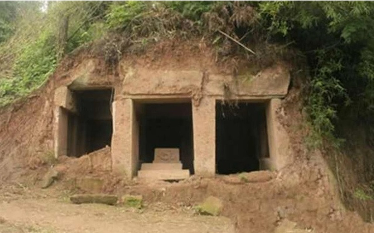 Sau một lúc đào xới khắp nơi, người đàn ông thất vọng vì không tìm thấy bất cứ thứ gì do những mộ cổ này đã từng bị trộm "ghé thăm". Tuy nhiên, khi đang định đi về, ông bất ngờ giẫm phải một vật cứng dưới chân. Ông liền lấy cuốc xẻng đào lên thì nhận ra đó là một "con quái vật" có màu vàng.