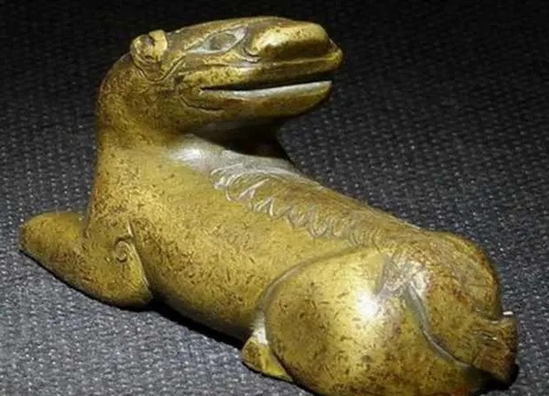 Vì vậy, ông quyết định mang "quái thú" về nhà rồi đem rửa sạch bùn đất. Khi ấy, ông nhận ra đó là hiện vật được chế tác bằng vàng, trông giống hình một con hổ hoặc con báo đang trong tư thế nằm với phần đầu ngoảnh về phía sau.