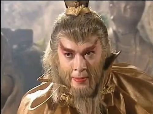 Trong đó, chữ “thông” trong tên gọi Thông Phong Đại Thánh thể hiện sự tinh thông mọi việc. Tiếp đến, chữ “phong” là chỉ hành tung của Di Hầu Vương thoắt ẩn thoắt hiện.