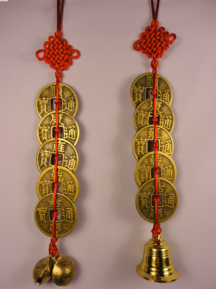 Vật phẩm phong thủy rước tài lộc vào nhà được các chuyên gia gợi ý là đồng tiền xu. Được đúc hình tròn tượng trưng cho trời, giữa đồng tiền xu là lỗ hình vuông tượng trưng cho đất. Trời ngoài, đất trong tượng trưng cho sự thịnh vượng.