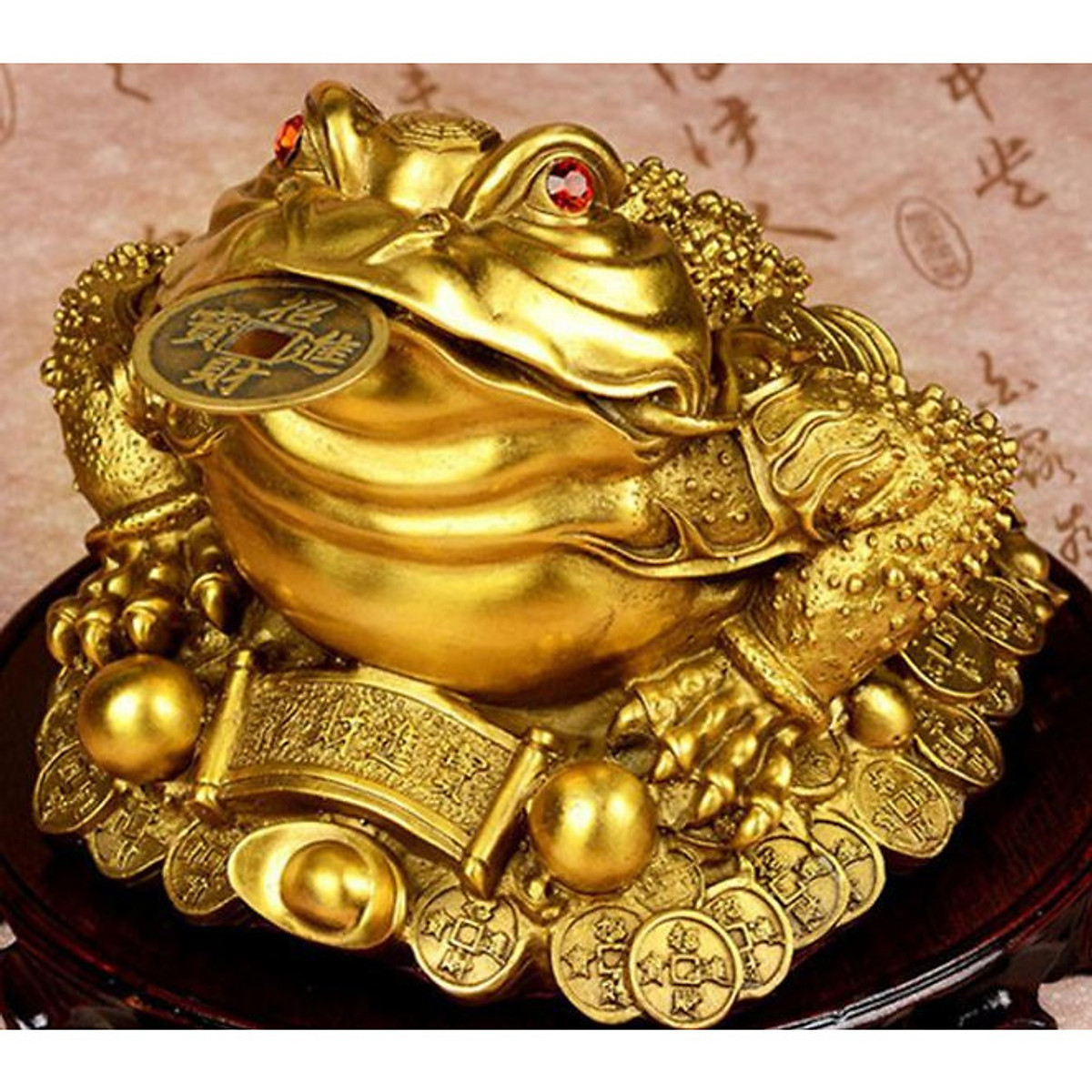 Thiềm thừ (cóc 3 chân) thường ngậm đồng tiền xu trong miệng. Việc bày trí thiềm thừ trong nhà tượng trưng cho việc cóc mang vàng vào nhà. Cóc 3 chân là một biểu tượng rất may mắn.