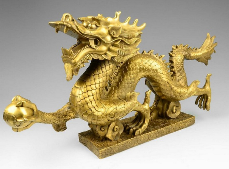Chuyên gia phong thủy cho hay các gia đình có thể bày trí tượng rồng mạ vàng hoặc tượng rồng chế tác từ đá, đồng, gốm sứ... trong nhà. Vị trí đặt tượng rồng ở nơi thoáng đãng, sạch sẽ, hướng ra sông hoặc biển để thu hút năng lượng tích cực, hóa giải vận xấu, gặp nhiều may mắn.