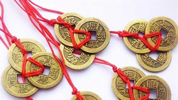 Theo chuyên gia phong thủy, treo những đồng tiền chéo nhau và kết nối chúng bằng một sợi dây màu đỏ, sau đó treo lên các cửa ra vào sẽ giúp gia chủ chiêu tài hút lộc, may mắn, bình an. Các gia đình có thể treo 9 hoặc 6 đồng tiền xu ở cửa chính và những cửa còn lại treo số lượng đồng tiền xu ít hơn.