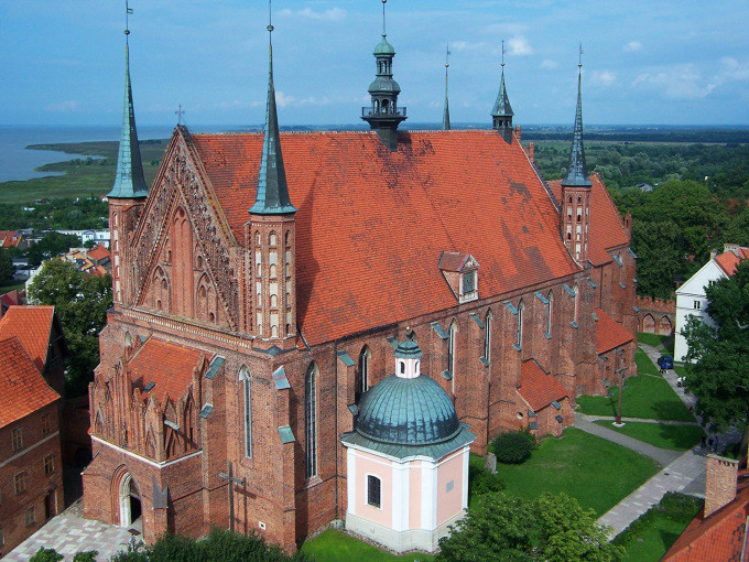 Vào năm 1543, Copernicus qua đời tại Frombork, Ba Lan. Ông được chôn cất tại nhà thờ địa phương có tên Frombork (trong ảnh). Nhà thờ này là nơi an nghỉ của hơn 100 người và đa số nằm trong những ngôi mộ không tên. Do đó, việc xác định ngôi mộ của Copernicus không phải nhiệm vụ dễ dàng đối với các chuyên gia trong suốt nhiều năm.
