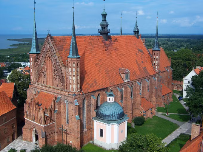 Vào năm 1543, Copernicus qua đời tại Frombork, Ba Lan. Ông được chôn cất tại nhà thờ địa phương có tên Frombork (trong ảnh). Nhà thờ này là nơi an nghỉ của hơn 100 người và đa số nằm trong những ngôi mộ không tên. Do đó, việc xác định ngôi mộ của Copernicus không phải nhiệm vụ dễ dàng đối với các chuyên gia trong suốt nhiều năm.