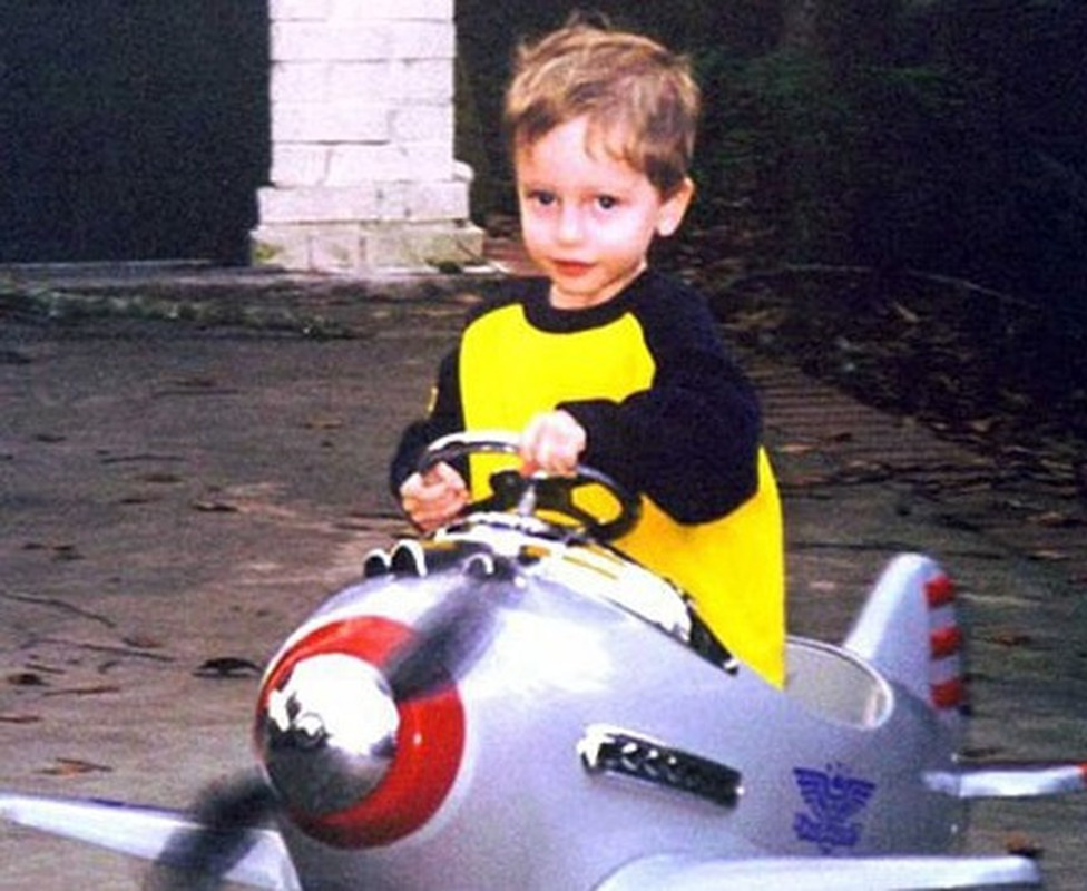 Theo các phương tiện truyền thông, khi 2 tuổi, James bắt đầu có những thay đổi và từ từ nhớ được cuộc sống tiền kiếp. Cụ thể, cậu bé đặc biệt thích chơi máy bay đồ chơi mà không quan tâm đến những thứ khác.