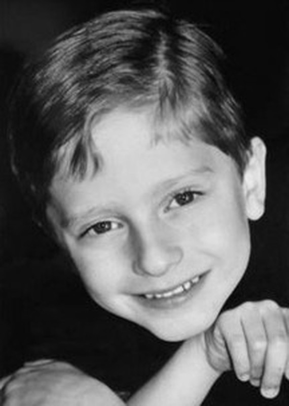 Sinh năm 1988, James Leininger là con của vợ chồng Bruce và Andrea Leininger. Họ sống ở Dallas, Texas, Mỹ trước khi chuyển đến Lafayette, Louisiana. Cậu bé James là một trong số ít trường hợp nhớ rõ cuộc sống kiếp trước.