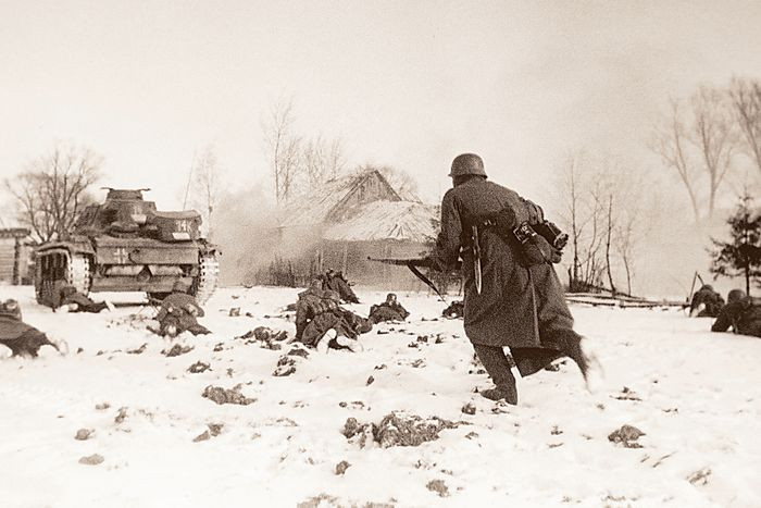 Tất cả những công trình được Liên Xô dốc sức bảo vệ đều được sơn lại bằng nhiều màu sắc khác nhau cũng như được bao phủ trong những tấm chắn bằng gỗ.