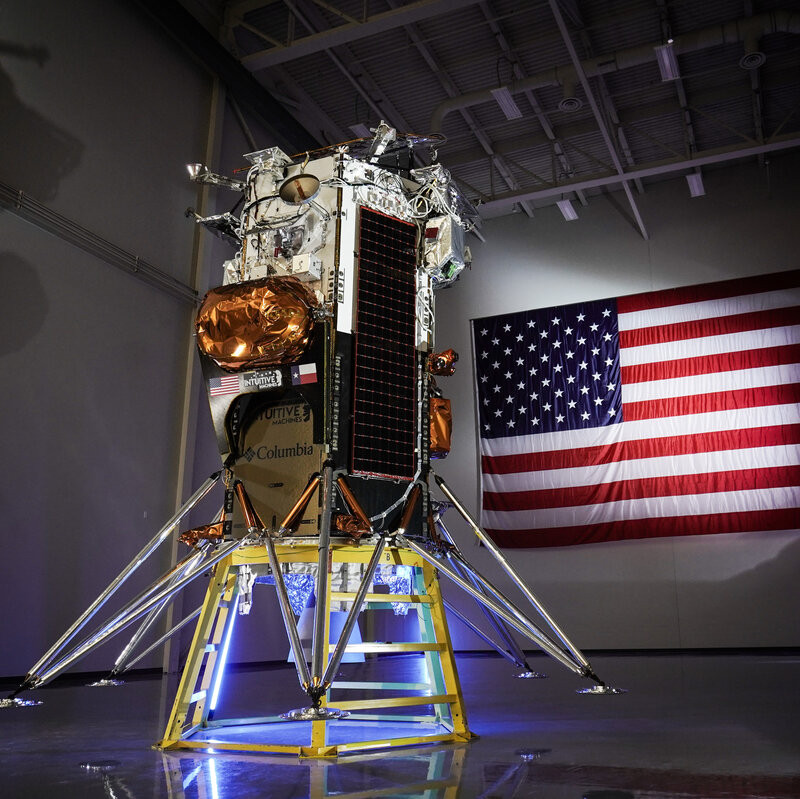 Vào năm 2019, CLPS lựa chọn công ty Intuitive Machines để vận chuyển thiết bị khoa học của NASA tới bề mặt Mặt trăng, sử dụng tàu đổ bộ Nova-C của công ty lớn cỡ buồng điện thoại tại Anh. Nhiệm vụ chinh phục Mặt trăng này trị giá 118 triệu USD.