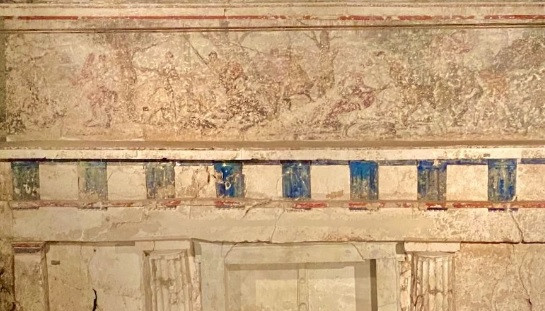 Cụ thể, các nhà khảo cổ xác định được 3 lăng mộ được xây dựng ở Aegae - kinh đô ban đầu của vương quốc Macedonia - vào thế kỷ thứ 4 trước Công nguyên.