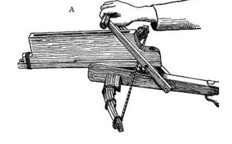 Một vũ khí cổ xưa có khả năng sát thương cao là nỏ Gia Cát. Theo các sử liệu, vũ khí này do Gia Cát Lượng sáng chế. Vị thừa tướng nổi tiếng của nhà Thục Hán đã sáng chế loại nỏ này khi chuẩn bị chinh phạt nhà Nguy.