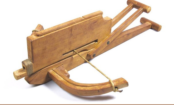 Theo tính toán của các chuyên gia, nỏ Gia Cát có thể bắn được liên tiếp 15 mũi tên chỉ trong 10 giây, nhanh hơn rất nhiều lần so với tốc độ của nỏ thông thường. Do đó, vũ khí cổ này còn được ví như "súng máy" của binh lính Trung Quốc thời cổ đại.