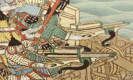 Nỏ Gia Cát hay còn gọi nỏ liên hoàn sử dụng tên làm bằng sắt, dài khoảng 80 cm. Khác với các loại nỏ thông thường, nỏ Gia Cát được thiết kế tự động đưa các mũi tên vào rãnh bắn. Điều này giúp các cung thủ giảm thiểu đáng kể thời gian ngắt quãng giữa các lần bắn.