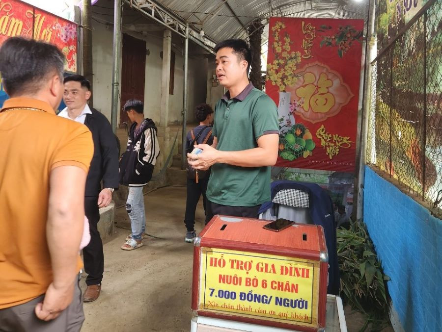 Mỗi người khi vào tham quan con bò 6 chân, 2 đuôi thì sẽ hỗ trợ gia đình số tiền 7.000 đồng để mua thức ăn cho gia chủ chăm sóc con vật bị dị tật hiếm gặp này. Ảnh: Lao động.