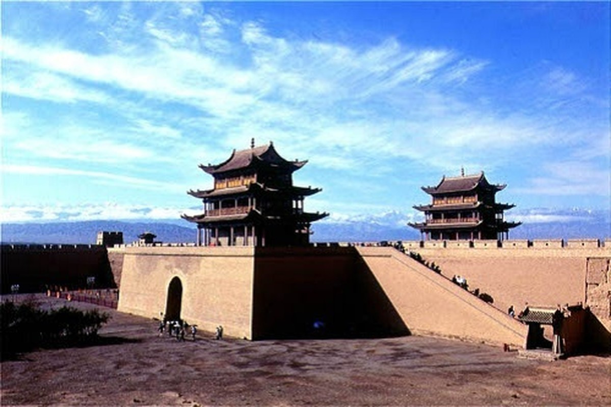 Liên quan đến Gia Dục Quan, người dân địa phương lưu truyền giai thoại ly kỳ về việc xây dựng cửa ải này. Cụ thể, một người đàn ông tên là Dịch Khai Chiêm sống vào thời nhà Minh (1368 - 1644) đảm nhận nhiệm vụ thiết kế cửa ải.