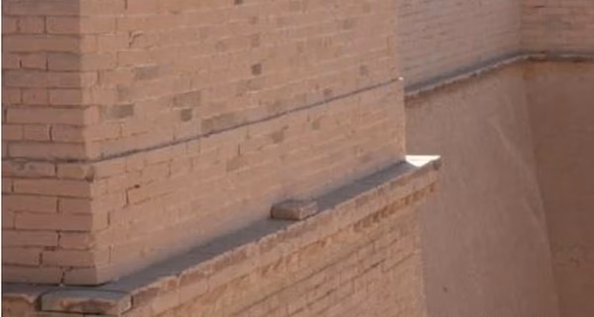 Sau một thời gian, Gia Dục Quan hoàn tất quá trình xây dựng và thừa 1 viên gạch. Viên quan đang chuẩn bị trừng phạt Dịch Khai Chiêm và binh lính xây thành thì người thiết kế cửa ải này liền nói viên gạch thừa vốn do ông đặt tại đó từ trước, chỉ cần xê dịch ra chỗ khác, cả đoạn tường thành sẽ sụp đổ. Viên gạch thừa là viên thứ 1.000 mà Dịch Khai Chiêm chuẩn bị.