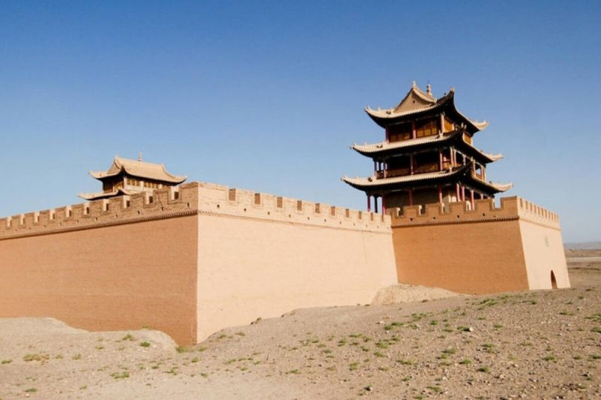 Viên quan không tin đó là sự thật nên liền bỏ viên gạch thừa đi. Bất ngờ, đoạn tường thành lập tức đổ sập xuống. Do đó, những binh sĩ phải xây lại Gia Dục Quan lần thứ hai. Sau khi xây xong, viên gạch được đặt đúng vị trí ban đầu. Nhờ đó, công trình này đứng sừng sững giữa đất trời suốt nhiều thế kỷ qua cũng như viên gạch thừa vẫn nằm trên bức tường của Gia Dục Quan.