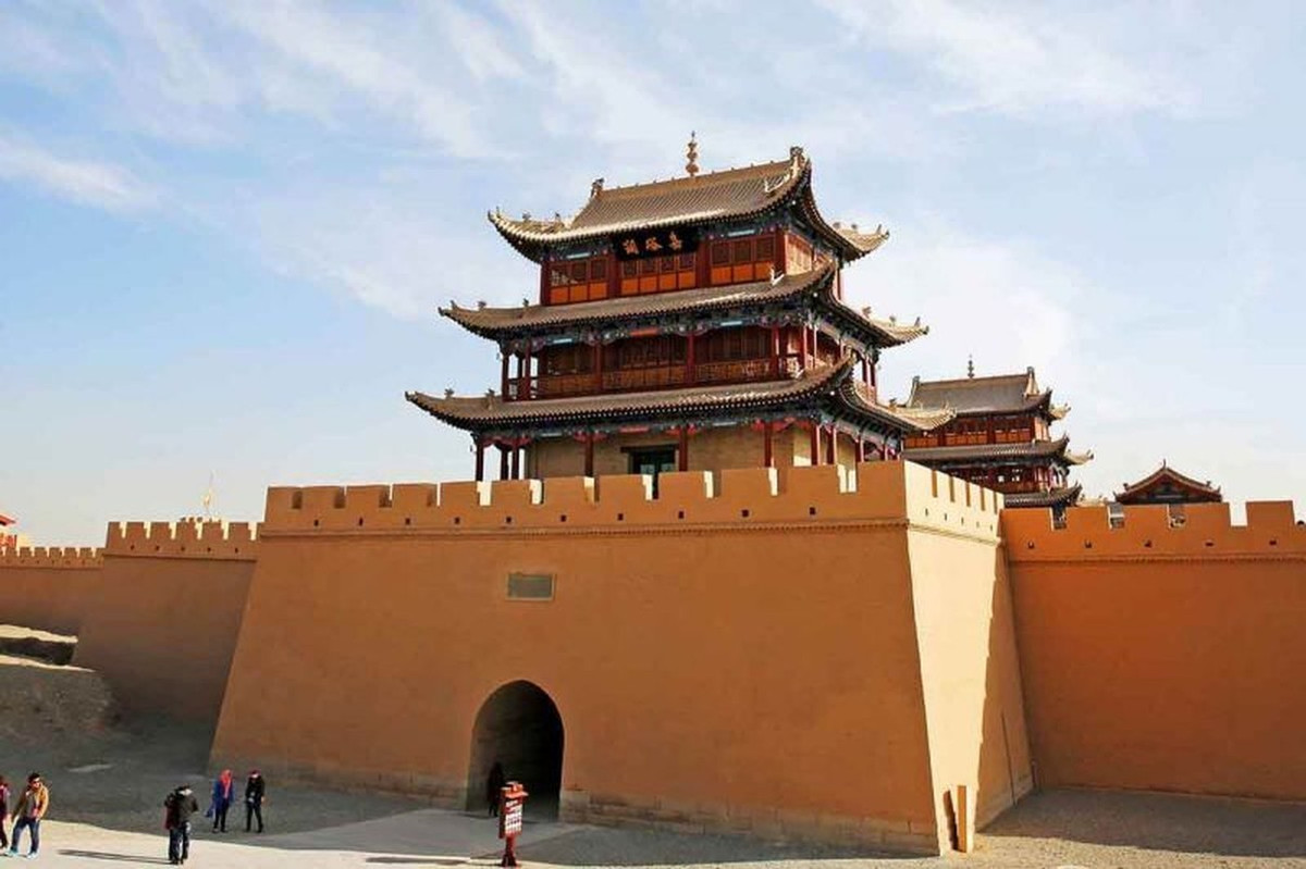 Do xây dựng trên sa mạc Gobi và cực tây của lãnh thổ Trung Quốc thời xưa, Gia Dục Quan ngoài tác dụng phòng thủ còn là một trạm dừng quan trọng của "Con đường tơ lụa" huyền thoại, kết nối Trung Quốc với khu vực Tây Á và Trung Á.