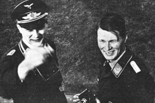 Theo đó, 2 anh em kỹ sư người Đức Reimar và Walter Horten đề xuất một mẫu thiết kế chiến đấu cơ có phần thân được làm từ thép cán, trang bị động cơ BMW 003. Ý tưởng quan trọng nhất của họ là phủ một lớp hỗn hợp gồm bột than và keo dán gỗ. Họ tin rằng thiết kế này sẽ hấp thụ sóng radar lên thân máy bay.