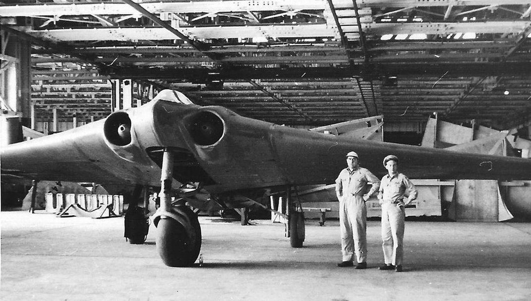 Vào năm 1943, Đức quốc xã đang trên đà thất bại ở nhiều chiến trường. Nhằm xoay chuyển tình thế, theo lệnh Hitler, Bộ Tư lệnh tối cao phát xít Đức quyết định phải phát triển các vũ khí tối tân nhằm xoay chuyển cục diện chiến trường. Trong số này, đáng chú ý là oanh tạc cơ tàng hình Horten Ho 2-29.