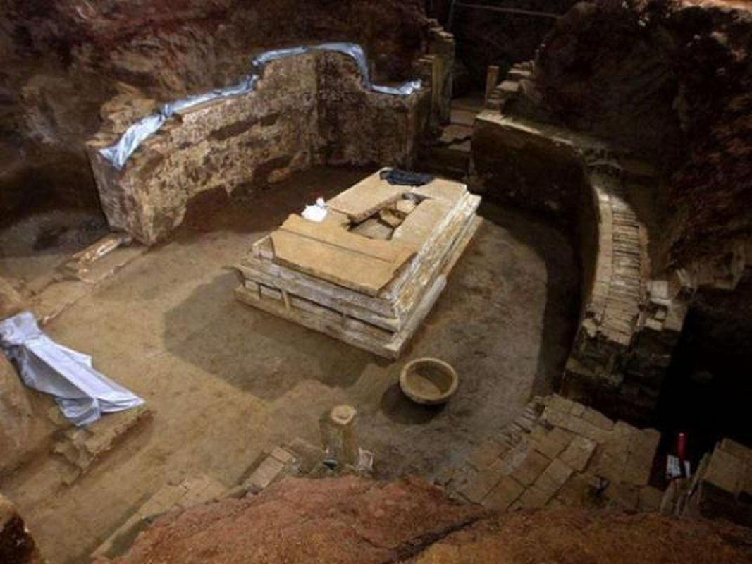 Người xưa bố trí cạm bẫy này khiến những kẻ trộm mộ lẻn vào sẽ không thể an toàn ra ngoài được khi bị cát vùi lấp lối vào. Theo đó, bên trong sẽ trở nên thiếu oxy. Kẻ trộm mộ cuối cùng bị dòng cát mịn vùi lấp trước khi chết vì ngạt thở.