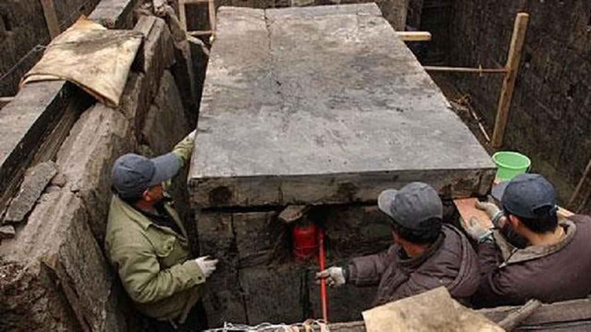 Trong quá trình khai quật mộ cổ, các chuyên gia có một phát hiện bất ngờ. Đó là ngoài hài cốt chủ nhân ngôi mộ, họ còn tìm thấy 80 thi hài khác. Những thi hài này tử vong trong những tư thế khá bi thảm.