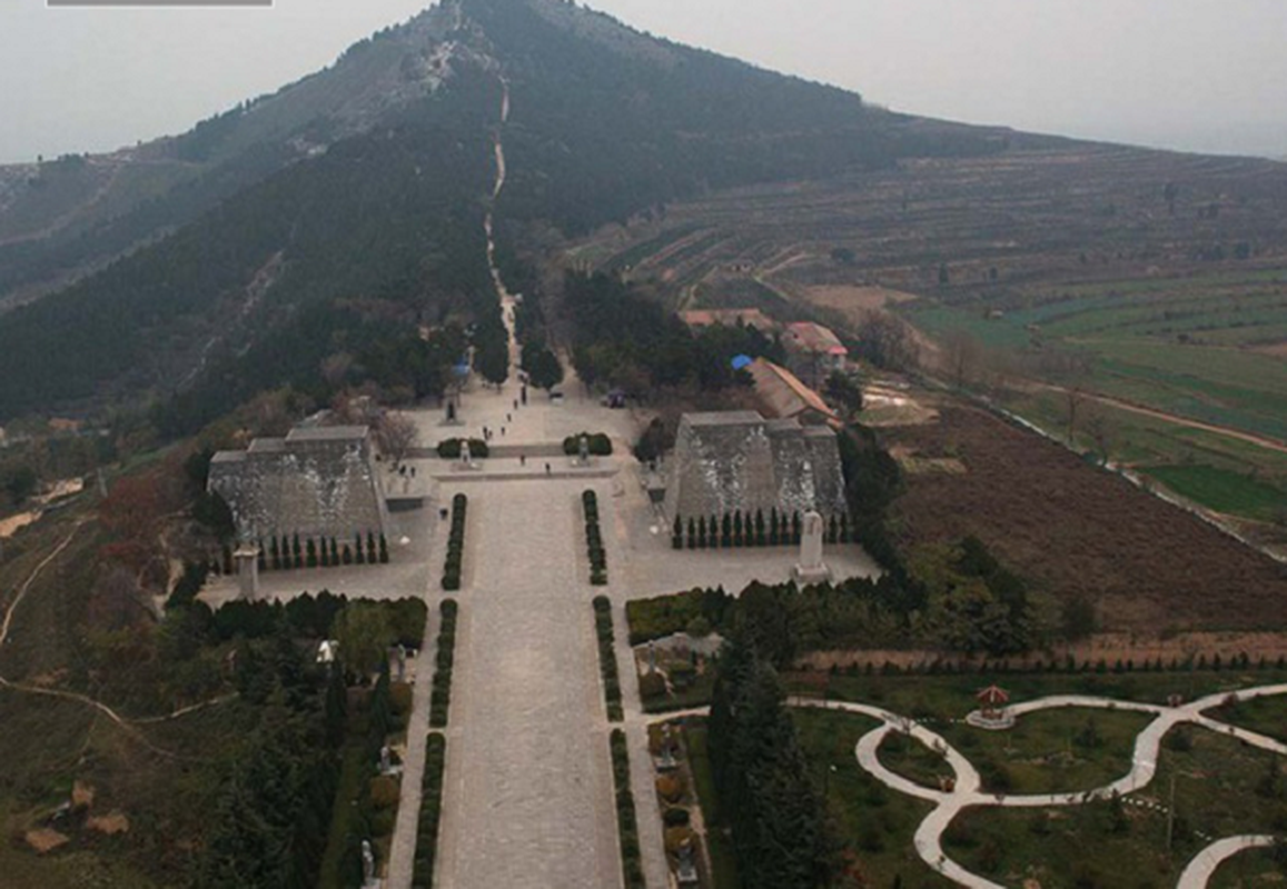 Điều này khiến công chúng cũng như giới chuyên gia vô cùng tò mò bên trong Càn Lăng cất giấu những bí mật nào.