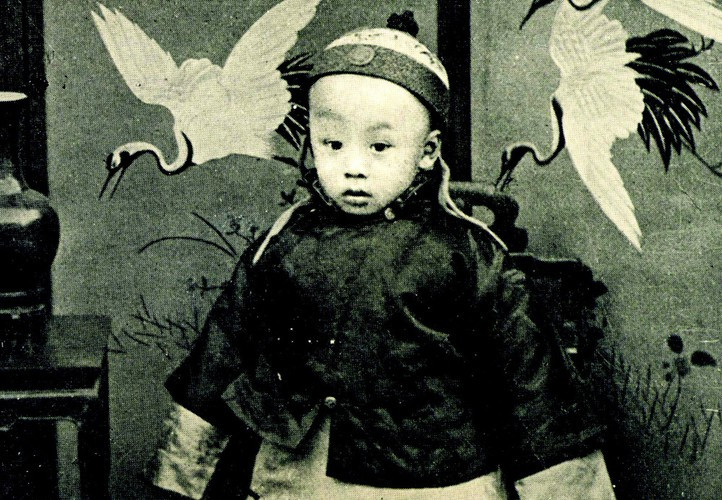 Giống như nhiều hoàng đế, vua Phổ Nghi không thể tự quyết định ai sẽ là hoàng hậu của mình. Theo các sử liệu, vào năm 1921, quá trình lựa chọn hoàng hậu cho Phổ Nghi diễn ra.