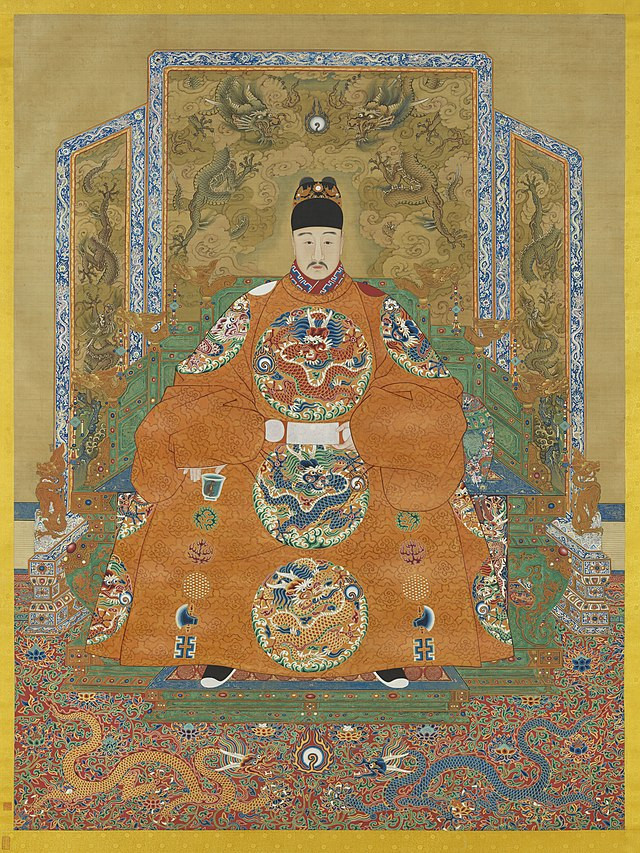 Theo các chuyên gia, quan tài của Vạn Lịch Đế cao khoảng 1,8m và bên trong có rất nhiều đồ tùy táng. Thay vì được chôn trong tư thế nằm ngửa như một người bình thường, thi hài của hoàng đế nhà Minh được đặt trong tư thế nằm nghiêng, mô phỏng chòm sao Bắc Đẩu.