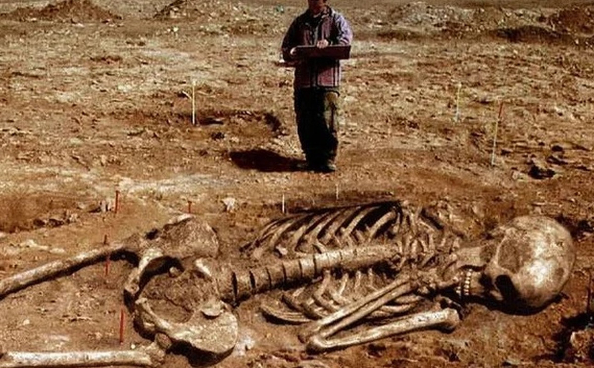 Vào tháng 5/1912, các nhà khảo cổ thuộc Đại học Beloit, Mỹ khai quật được 18 bộ hài cốt tại khu vực hồ Delavan, Wisconsin. Điều khiến họ bất ngờ là những thi hài này có kích thước lớn hơn rất nhiều so với vóc dáng của người bình thường.