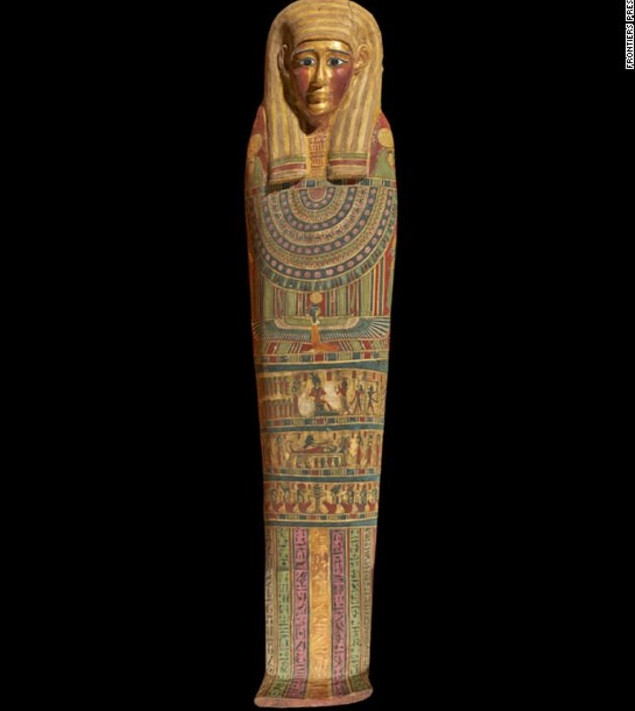 Trong thời gian gần đây, các chuyên gia đã thực hiện các phân tích, kiểm tra xác ướp "cậu bé vàng". Nhờ đó, họ xác định được thi hài vẹn nguyên thuộc về một thiếu niên qua đời khi khoảng 14 - 15 tuổi.