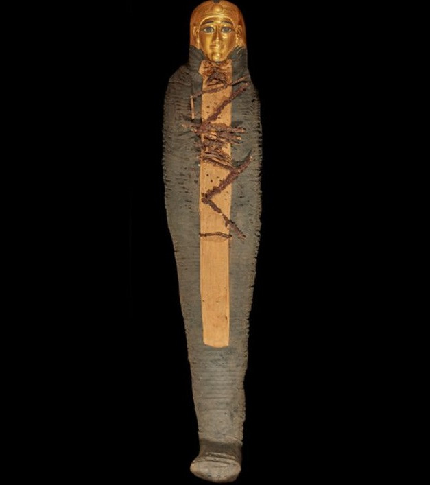 Vào năm 1916, các chuyên gia khảo cổ khai quật được xác ướp "cậu bé vàng" tại khu di tích Nag el-Hassay, Ai Cập. Sau đó, xác ướp được đưa tới Bảo tàng Ai Cập ở Cairo.