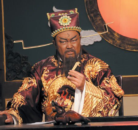 Do đó, nhiều người tự hỏi Bao Công có bị xử tội khi quân phạm thượng do mặc "long bào" hay không? Trước câu hỏi này, các nhà nghiên cứu đã tra cứu sử liệu về quan phục thời nhà Tống.