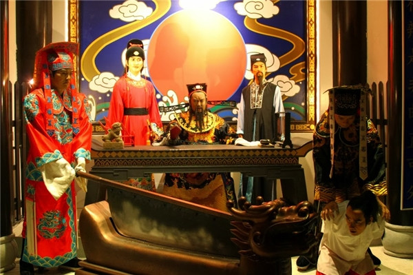 Thêm nữa, Bao Thanh Thiên cũng không "to gan lớn mật" ngang nhiên mặc long bào để bản thân và gia đình bị trừng phạt nghiêm khắc.