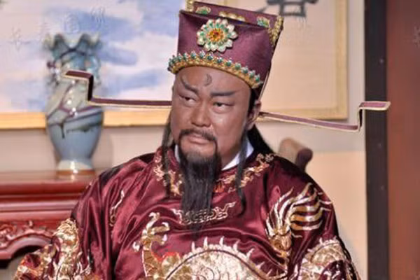 Do đó, quan phục mà Bao Công mặc là mãng bào chứ không phải là long bào. Những người không nhìn kỹ và không am hiểu về long bào, mãng bào sẽ có sự nhầm lẫn.