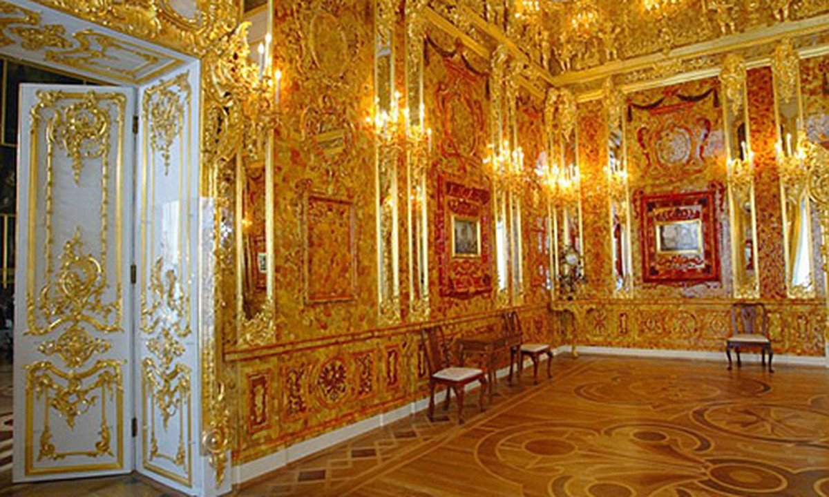 Căn phòng Hổ phách (Amber Room) được xem là " kỳ quan thứ" 8 của nhân loại bởi kiến trúc độc đáo, xa hoa, lộng lẫy và giá trị "khủng". Báu vật quý giá này do nhà vua nước Phổ Friedrich I cho người xây dựng vào năm 1701. Nhà điêu khắc bậc thầy người Đức Andreas Schluter thiết kế căn phòng trong khi người thi công lắp hổ phách là những nghệ nhân bậc thầy người Đan Mạch Gottfried Wolfram và sau đó là Ernst Schacht và Gottfried Turau đến từ Danzig.