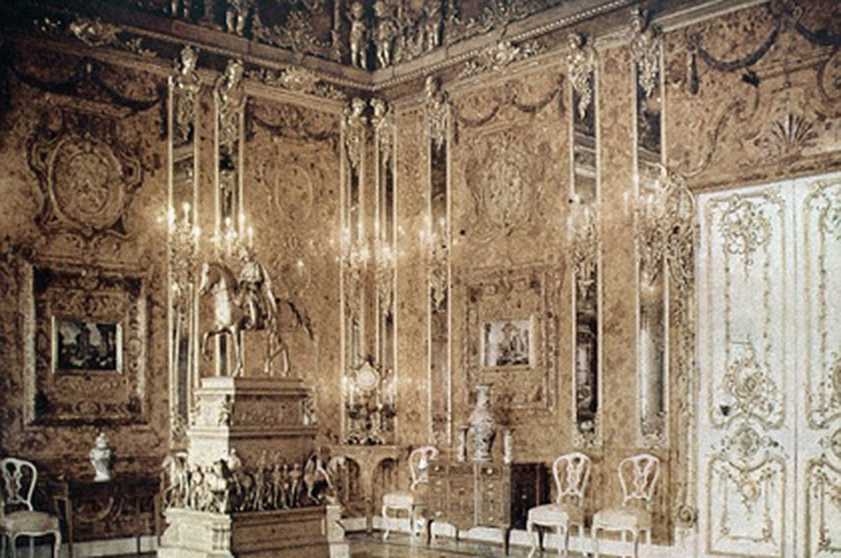 Liên quan đến sự việc này, một giả thuyết cho rằng, trước khi tháo chạy khỏi lâu đài Königsberg, lính Đức quốc xã đã kịp thời tháo rời Căn phòng Hổ phách rồi chuyển tới một địa điểm bí ẩn ở thành phố Wuppertal, Đức. Wuppertal là nơi phát xít Đức xây dựng không ít boongke và đường hầm bí mật. Rất có thể "kỳ quan thứ 8" được lính Đức giấu ở boongke hoặc đường hầm mà chưa ai phát hiện.