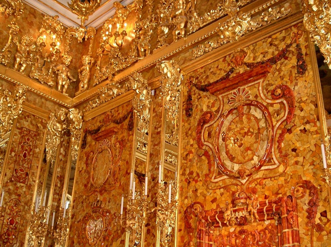 Vậy nên, vào năm 1717, Căn phòng Hổ phách được tháo rời và chuyển tới Nga. Căn phòng nổi tiếng được đặt tại cung điện Catherine ở Tsarskoye Selo, gần St. Petersburg. Trong thế kỷ 18, Nga tiến hành tu sửa và mở rộng Căn phòng Hổ phách. Theo ước tính, 6 tấn hổ phách, vàng, đá quý được các nghệ nhân dùng để hoàn thành Căn phòng Hổ phách. Vào thời điểm đó, hổ phách đắt hơn vàng 12 lần.