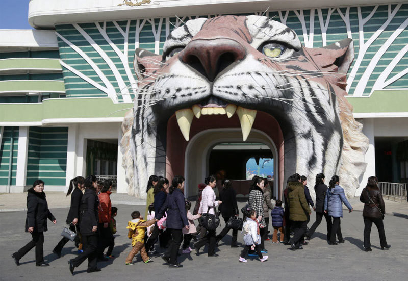 Nhiều gia đình đưa con tới tham quan sở thú ở Bình Nhưỡng.