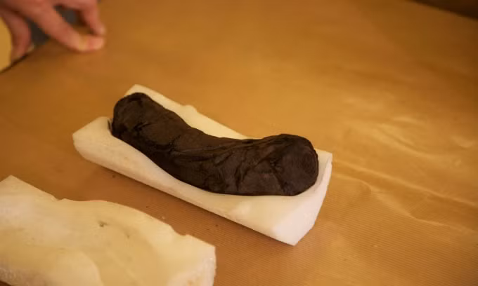 Youssef Nader - nghiên cứu sinh tiến sĩ ở Đức, Luke Farritor - thực tập sinh SpaceX tại Mỹ và Julian Schilliger - sinh viên ngành robot người Thụy Sĩ đã giành được giải thưởng trị giá 700.000 USD nhờ sử dụng trí tuệ nhân tạo (AI) để đọc chữ cuộn giấy cói cháy đen trong vụ phun trào núi lửa Vesuvius vào khoảng 2.000 năm trước.