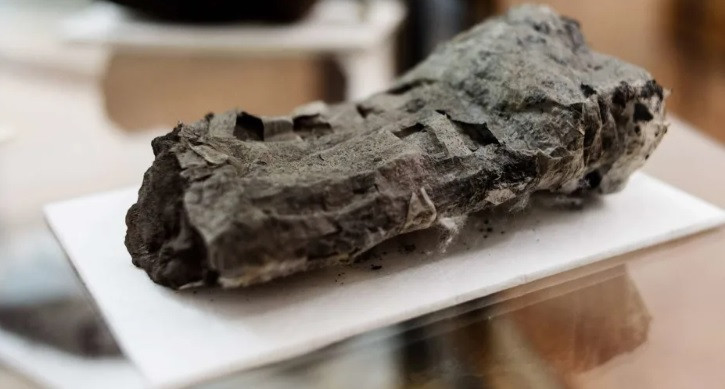 Do tác động của vụ phun trào núi lửa nên các cuộn giấy cói bị hư hỏng nặng, thậm chí vỡ vụn khi giới chuyên gia cố gắng mở chúng ra để tìm hiểu nội dung bên trong. Hiện chúng được lưu giữ tại viện Institut de France ở Paris và Thư viện Quốc gia Naples.