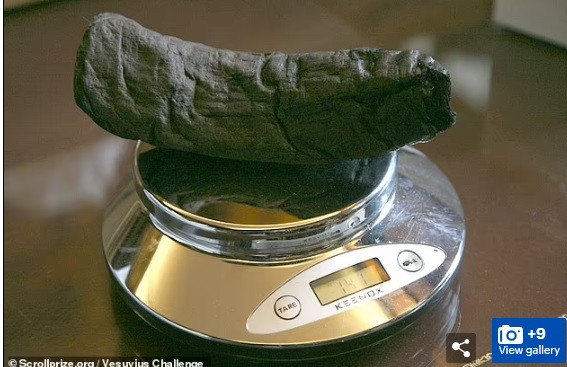 "Một số văn bản có thể viết lại hoàn toàn lịch sử của những thời kỳ quan trọng trong thế giới cổ đại", Robert Fowler, chủ tịch Hiệp hội Herculaneum cho hay. Thử thách Vesuvius đòi hỏi các nhà nghiên cứu giải mã 4 đoạn văn gồm ít nhất 140 ký tự, với ít nhất 85% ký tự có thể phục hồi được.