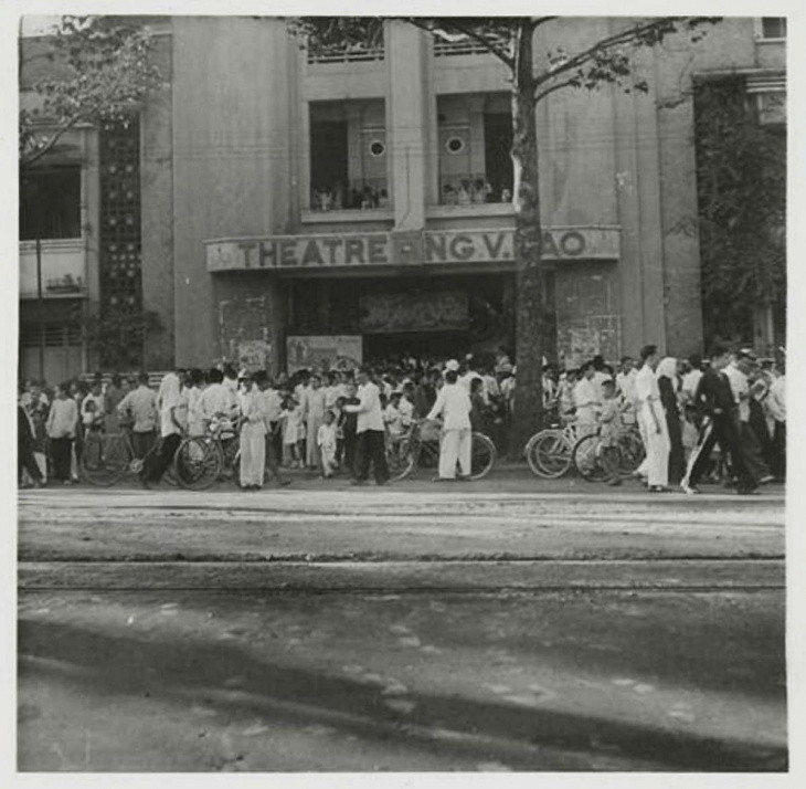 Vào đầu thế kỷ 20, nhiều nhiếp ảnh gia quốc tế đã đến Việt Nam và chụp được nhiều bức ảnh về việc đón Tết Nguyên đán của người dân. Trong ảnh là nhiều người dân tới rạp Nguyễn Văn Hảo trên đại lộ Galliéni (nay là Trần Hưng Đạo), Sài Gòn năm 1949 để xem phim dịp Tết.